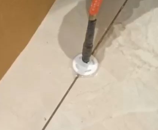 双柏瓷砖空鼓维修公司专业解答瓷砖在铺贴过程中，如果没有涂抹均匀到位的粘结材料（如水泥砂浆或瓷砖胶），可能会导致以下问题