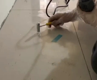 双柏瓷砖开裂维修公司专业分享瓷砖在铺贴前如果没有沥干水分，将会导致以下问题
